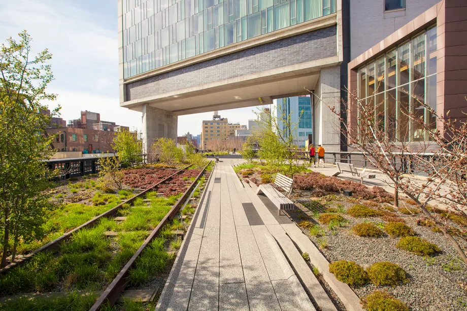  O caminho alinhado por High Line Gardens em Nova York. Shutterstock