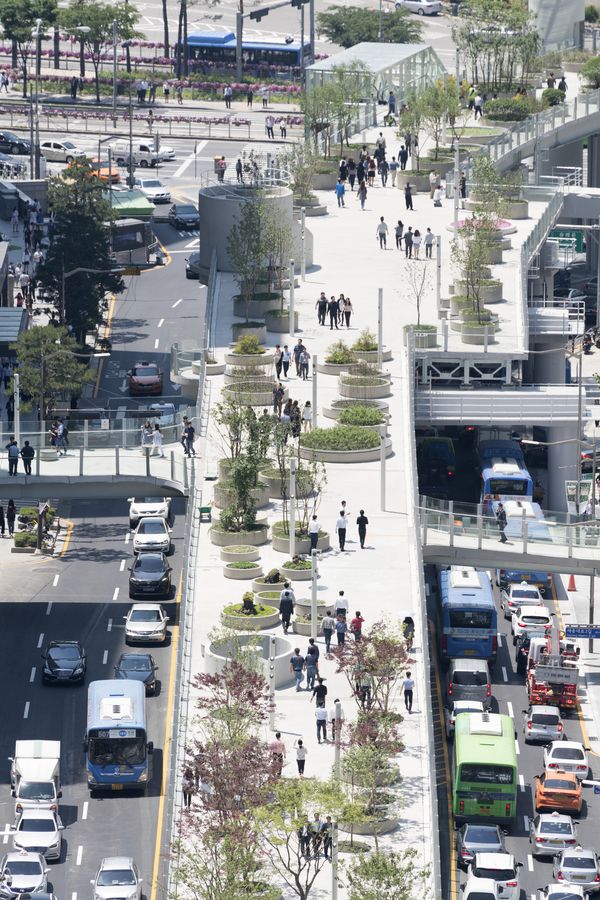 Antiga rodovia se torna em parque público com 24 mil plantas em Seul