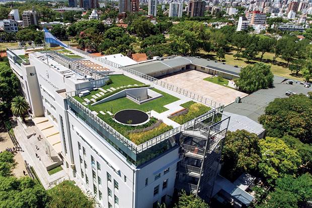 Vista aérea do impressionante telhado verde. Foto: Living/Rodriguez Mansilla
