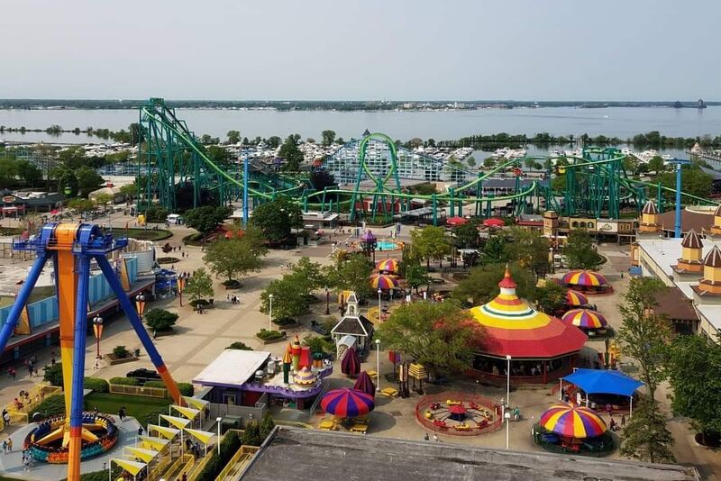  A rede Cedar Fair, que possui parques de diversões espalhados nos EUA e no Canadá