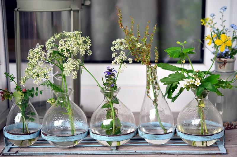  Vasos de vidro com flores, Imagem de congerdesign no pixabay