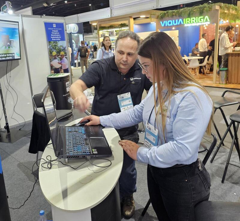 Guilherme Motta, Diretor da AuE Software realizando uma demonstração